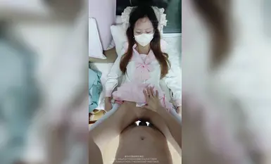 91 神の彼女、スレンダーな体型、ピンク髪の小さなシェフが父親に抱きしめられ、料理をしながら後ろから貫かれている。