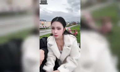 汐夢瑤 背後就是大馬路！到處都是人來來往往，一對夫妻路過時我坐在JJ上真的動都不敢動一下，視頻都無法還原當時的刺激！
