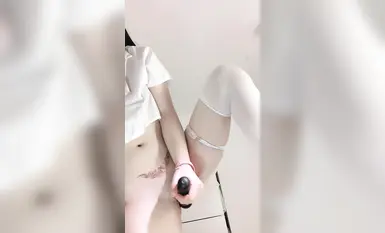 Hinila ng isang top school beauty ang kanyang matalik na kaibigan sa isang brothel para sa dual cultivation [1 point loli] Ang dalawang diyosa ay ganap na nagbukas ng sukat, ang kanilang itim na medyas at malambot na mga butas ay masyadong kapansin-pansin
