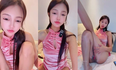 Gadis yang sangat tulen dan kelihatan tidak bersalah, [Bayi Sayang], kelihatan sangat cantik semasa menghisap batang! Susuk tubuhnya yang sempurna dengan dada dan punggung yang menonjol menjadikannya mesin seks yang ideal! Dia merangkap liar tanpa kondom,