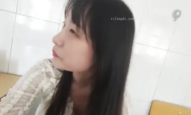 Một nữ sinh đại học niềng răng và có ngoại hình tương phản rõ rệt quan hệ tình dục bằng miệng với bạn trai trong lớp học, sau đó quan hệ tình dục với anh ta trong phòng khách sạn ngoài khuôn viên trường. (1)