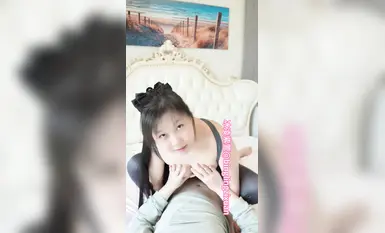 최고의 매혹을 자랑하는 검은 옷의 로리타 아내, 빙링즈쉬안이 파격적인 퍼포먼스로 데뷔합니다. 가면을 쓴 그녀는 JK 로리타지만, 사실은 존경받는 기혼 여성입니다. (1)