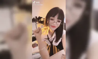 TikTok influencer @InvincibleTyrannosaurusWarGod (Xiao Yating) na may 1.45 million followers: Melee with a Golden Pig + Collection of Micro-circle Views (2)