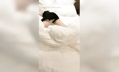 หลังจากสร่างเมาแล้ว พี่น้องทั้งสองก็เริ่มรู้สึกตื่นตัว [หญิงสาวผู้แสวงหาดอกไม้] ก้นที่เหมือนหยกของพวกเธอยืนเคียงข้างกัน กลีบดอกโบตั๋นระยิบระยับด้วยน้ำค้าง เอวบางและต้นขาหยกเผยออกมาอย่างเต็มที่ ขณะที่ชายหนุ่มผู้มีเสน่ห์ยกขาของพวกเธอขึ้นบนไหล่ของเขาเบาๆ