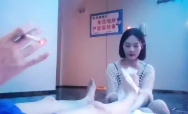 技师太漂亮，按摩到挑逗逐渐暧昧气氛，玩弄奶子露茎引诱，舞动卖弄风骚