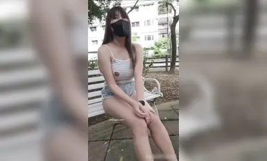 ❤️小小Q｜羞耻露出_上衣剪出两个洞露乳头,街上强制露出