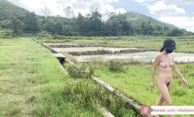 Inilalantad ng kisame ang bagong gawa ng baliw na babaeng may edad na [cikaimoon] + isang koleksyon ng mga kamakailang gawa. Kalayaan sa bukid: isang araw na ginugol kasama ang mga magsasaka, ganap na hubad sa harap ng mga magsasaka, ganap na hubad sa har