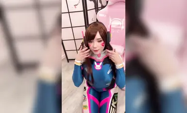 很符合國人審美的極品洋馬【sweetiefox 甜狐】女孩cosplay守望先鋒中的D.Va，口交直到射臉