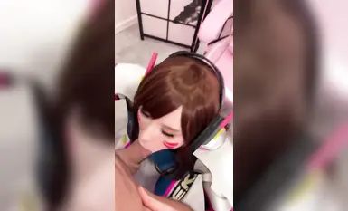 很符合國人審美的極品洋馬【sweetiefox 甜狐】女孩cosplay守望先鋒中的D.Va，口交直到射臉