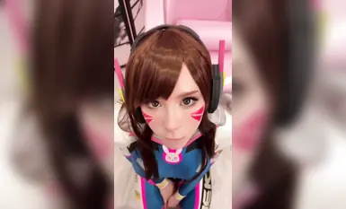很符合國人審美的極品洋馬【sweetiefox 甜狐】女孩cosplay守望先鋒中的D.Va，口交直到射臉
