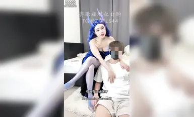 트위터 섹스 전문가 "시멍야오"의 최신작에서는 95세 노부부와 늘씬한 여왕이 등장합니다. 아오빙이 환생한 듯한 모습으로, 유혹적인 오픈카웃 블루 스타킹을 신은 노부부는 저항할 수 없어 적극적으로 그의 '용근'을 자극하고, 결국 그의 '용궁'에 거칠게 삽입당해 완전히 채워집니다.