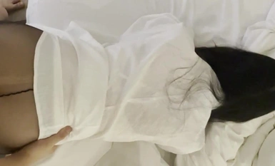 あるカップルが、雲南省の女性の性生活に関する情報を漏洩した。その内容には、足を舐める、オーラルセックスをする、精液を飲み込む、フェイスマスクを塗るといった行為が含まれていた。(5)