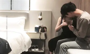 The singing livestreamer is playful. First, she'd flirt and grope her breasts on the sofa. After a shower, she'd start having sex, lifting her legs for a side entry, then thrusting her hips up for a violent rear entry.