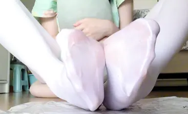 地瓜小盆友旗袍厚白丝润滑油搓脚秀足