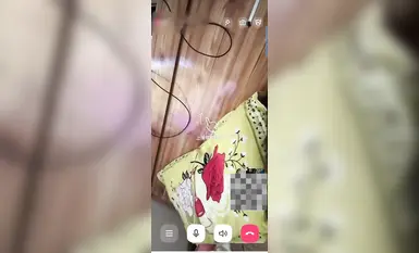 Isang Douyin (TikTok) account ang naglabas ng impormasyon tungkol sa isang internet celebrity na may 450,000 tagasunod na kilala sa kanyang elegante at mature na kilos. Kasama sa nilalaman ang mga larawan ng kanyang mukha at mga suso na nakalantad, one-on