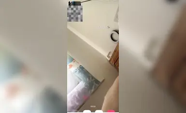 Isang Douyin (TikTok) account ang naglabas ng impormasyon tungkol sa isang internet celebrity na may 450,000 tagasunod na kilala sa kanyang elegante at mature na kilos. Kasama sa nilalaman ang mga larawan ng kanyang mukha at mga suso na nakalantad, one-on