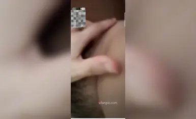 Isang Douyin (TikTok) account ang naglabas ng impormasyon tungkol sa isang internet celebrity na may 450,000 tagasunod na kilala sa kanyang elegante at mature na kilos. Kasama sa nilalaman ang mga larawan ng kanyang mukha at mga suso na nakalantad, one-on
