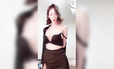 多彩極品巨乳網紅主播『馮寶寶』跑車定製福利視頻 長腿裸舞自慰洗澡呻吟超誘惑4 (22)
