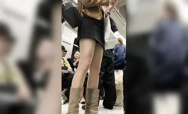 韩国女子裙底的黑色内裤被人偷拍
