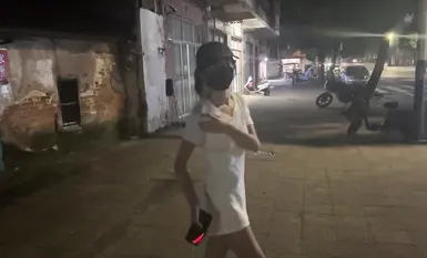 Siling itu mendedahkan karya terbaru wanita matang gila [cikaimoon] yang berani mendedahkan dirinya dan mengabaikan orang yang lalu-lalang sambil bercumbu dengan seorang lelaki tua (1)
