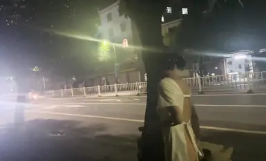 Siling itu mendedahkan karya terbaru wanita matang gila [cikaimoon] yang berani mendedahkan dirinya dan mengabaikan orang yang lalu-lalang sambil bercumbu dengan seorang lelaki tua (1)