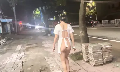 Inilalantad ng kisame ang pinakabagong gawa ng baliw na babaeng may edad na [cikaimoon] na matapang na inilalantad ang sarili at hindi pinapansin ang mga dumadaan habang nakikipaglandian sa isang matandang lalaki (1)