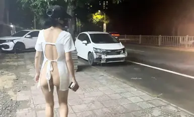 Siling itu mendedahkan karya terbaru wanita matang gila [cikaimoon] yang berani mendedahkan dirinya dan mengabaikan orang yang lalu-lalang sambil bercumbu dengan seorang lelaki tua (1)