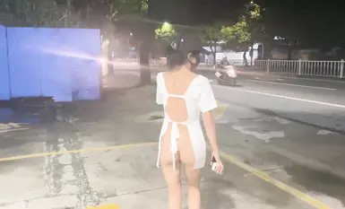 Siling itu mendedahkan karya terbaru wanita matang gila [cikaimoon] yang berani mendedahkan dirinya dan mengabaikan orang yang lalu-lalang sambil bercumbu dengan seorang lelaki tua (1)