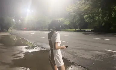 Inilalantad ng kisame ang pinakabagong gawa ng isang baliw na babaeng may edad na [cikaimoon], na matapang na inilalantad ang sarili at hindi pinapansin ang mga dumadaan habang nakikipaglandian sa isang matandang lalaki (2)