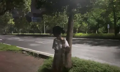 Inilalantad ng kisame ang pinakabagong gawa ng isang baliw na babaeng may edad na [cikaimoon], na matapang na inilalantad ang sarili at hindi pinapansin ang mga dumadaan habang nakikipaglandian sa isang matandang lalaki (2)