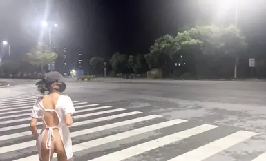 Inilalantad ng kisame ang pinakabagong gawa ng isang baliw na babaeng may edad na [cikaimoon], na matapang na inilalantad ang sarili at hindi pinapansin ang mga dumadaan habang nakikipaglandian sa isang matandang lalaki (2)