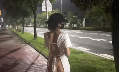 Inilalantad ng kisame ang pinakabagong gawa ng isang baliw na babaeng may edad na [cikaimoon], na matapang na inilalantad ang sarili at hindi pinapansin ang mga dumadaan habang nakikipaglandian sa isang matandang lalaki (2)