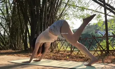 Ang internet celebrity yoga blogger na si 'Zhou Yiqin' ay nagsasagawa ng hubad na yoga sa bahay at sa labas, na nagpapakita ng kanyang walang buhok at matabang ari (5)