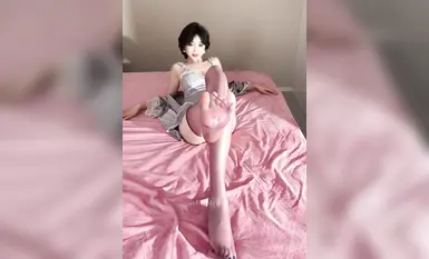 Pengguna Douyin (TikTok) "Xiao Jiu Hong" ialah seorang wanita bertaraf dewi bernilai tinggi dengan kaki panjang dan stoking. Dia dikenali kerana video menggodanya yang menampilkan pelbagai pakaian profesional, rakaman dekat wajah dan farajnya, d