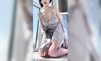 Pengguna Douyin (TikTok) "Xiao Jiu Hong" ialah seorang wanita bertaraf dewi bernilai tinggi dengan kaki panjang dan stoking. Dia dikenali kerana video menggodanya yang menampilkan pelbagai pakaian profesional, rakaman dekat wajah dan farajnya, d