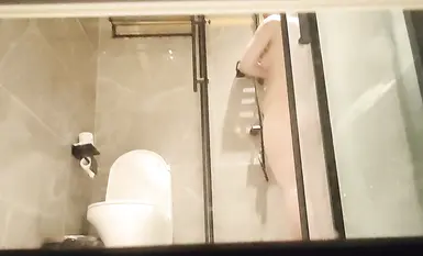 Pinay naligo sa hotel 2 - amateur peeping