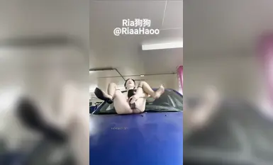 Influencer Twitter RiaaHaoo dan Ria si Anjing, seorang pelajar kolej wanita yang kelihatan tidak bersalah tetapi sebenarnya eksentrik, secara rahsia merayu peminatnya untuk melakukan hubungan seks dengannya di luar talian. Dia juga suka makan seperti anji