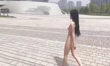 인기 온라인 걸그룹 [Ximeng Studio]은 학교, 거리, 공원 등 야외에서 완전히 나체로 있는 아름다운 여학생 그룹을 특징으로 합니다(4).