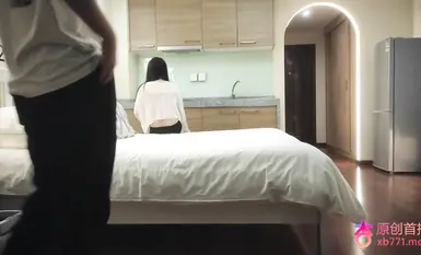 Nakipagkita ang ikatlong-ranggong iskolar [si Li Bai] sa may-ari ng isang beauty salon ngayon. Mahina ang negosyo niya, kaya nagtrabaho siya bilang isang prostitute. Maganda ang pangangatawan niya, at habang ginagawa niya iyon, patuloy siyang umiiyak sa s