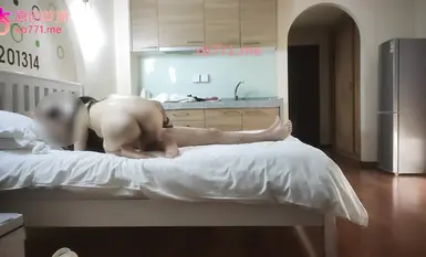 Nakipagkita ang ikatlong-ranggong iskolar [si Li Bai] sa may-ari ng isang beauty salon ngayon. Mahina ang negosyo niya, kaya nagtrabaho siya bilang isang prostitute. Maganda ang pangangatawan niya, at habang ginagawa niya iyon, patuloy siyang umiiyak sa s