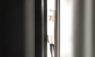 Itinaas ng kapitbahay kong babae ang palda niya at ipinakita sa akin ang cute niyang pink na panty.