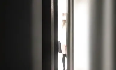 Itinaas ng kapitbahay kong babae ang palda niya at ipinakita sa akin ang cute niyang pink na panty.