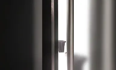 Itinaas ng kapitbahay kong babae ang palda niya at ipinakita sa akin ang cute niyang pink na panty.