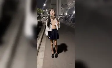 網紅高顏值美少女團隊【西萌工作室】學生嫩妹【涵涵 小淚】深夜街頭戶外露出 JK情趣制服誘惑 (2)