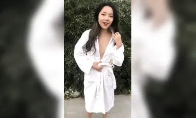 The popular online girl group [Ximeng Studio] exposed themselves outdoors while bathing in a hot spring, asking for directions naked, and masturbating in a car (1)