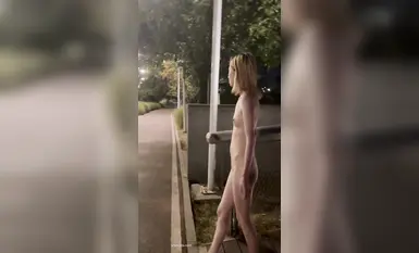 인기 온라인 유명인 팀인 [시멍 스튜디오]는 학교에서 완전히 나체로 누드 댄스와 BDSM을 공연하는 최고 여대생 [세세]를 출연시켰습니다(6).