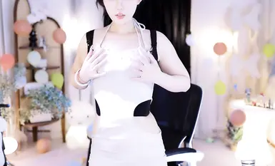 Nữ thần trực tuyến Huya [Saint Abby] cung cấp các lợi ích trả phí tùy chỉnh trị giá hàng chục nghìn nhân dân tệ, bao gồm múa khỏa thân, thâm nhập mặt và âm đạo, thủ dâm chân chữ M và quan hệ tình dục bằng miệng cho người hâm mộ xếp hạng cao nhất (4).