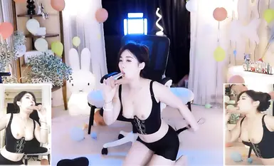 Nữ thần trực tuyến Huya [Saint Abby] cung cấp các lợi ích trả phí tùy chỉnh trị giá hàng chục nghìn nhân dân tệ, bao gồm múa khỏa thân, thâm nhập mặt và âm đạo, thủ dâm chân chữ M và quan hệ tình dục bằng miệng cho người hâm mộ xếp hạng cao nhất (4).