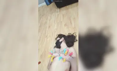Malalaking nilalaman sa komunidad ng BDSM: brutal na pang-aabuso sa isang birhen, pagsusunog ng sigarilyo, paghagupit, pagpapahirap sa suso, pagtulo ng wax, matinding orgasm, pagpapasigla sa ari, at iba't ibang anyo ng manipulasyon (1)