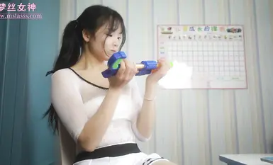 梦丝女神内部定制高颜值嫩妹灵唯大学生反差私拍，无内肉丝，土豪露点定制蜜桃臀粉穴(3)